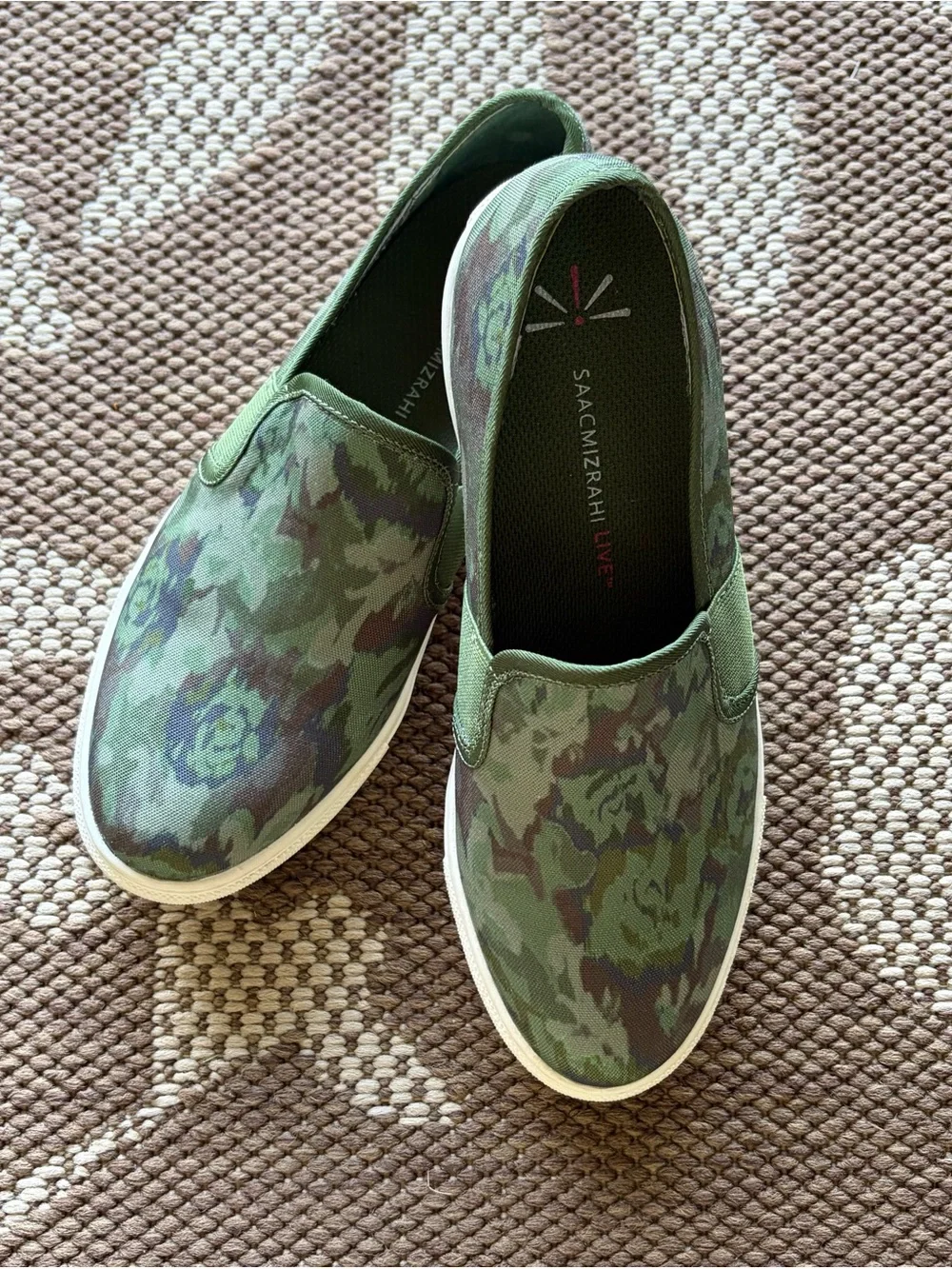 Isaac Mizrahi Daphney Shoes Green Camo Slip-On Sneakers ~ Like New! Women’s Sz 7